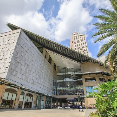 Holiday Inn & Suites Makati By Ihg Makati City Exterior photo Rockwell Center