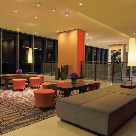 Holiday Inn & Suites Makati By Ihg Makati City Exterior photo Lobby