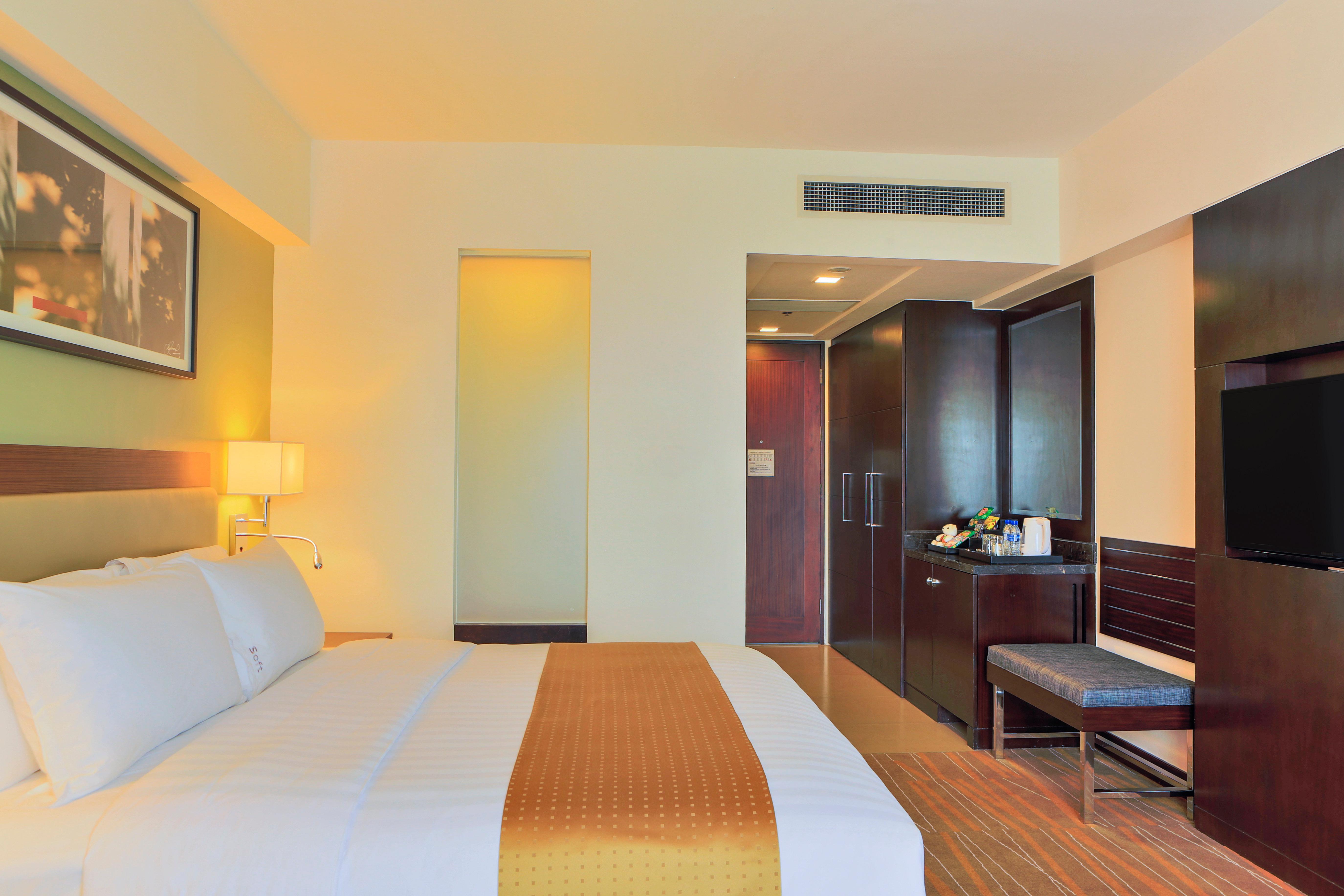 Holiday Inn & Suites Makati By Ihg Makati City Exterior photo A room at the hotel