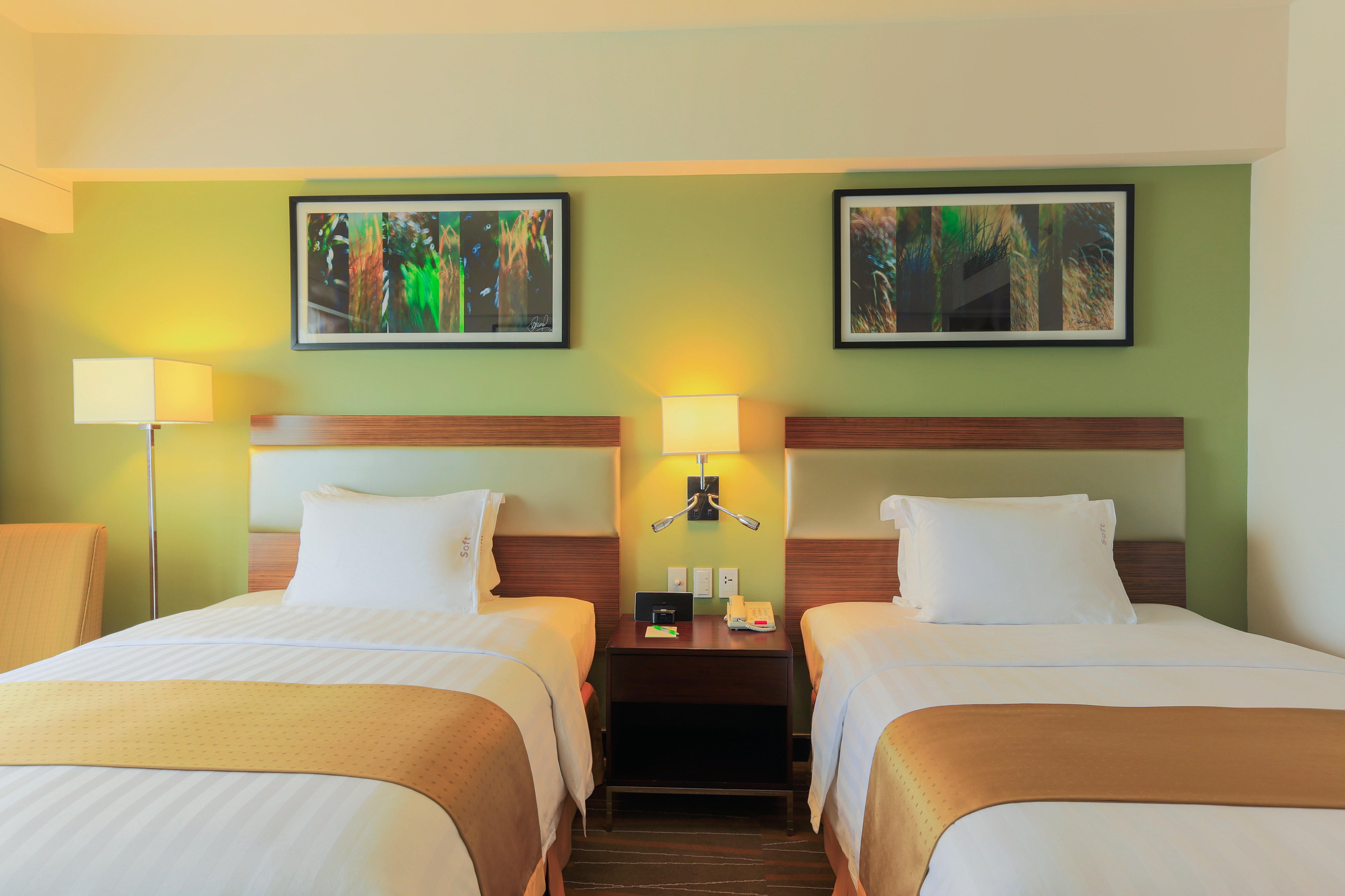 Holiday Inn & Suites Makati By Ihg Makati City Exterior photo A typical room at the hotel