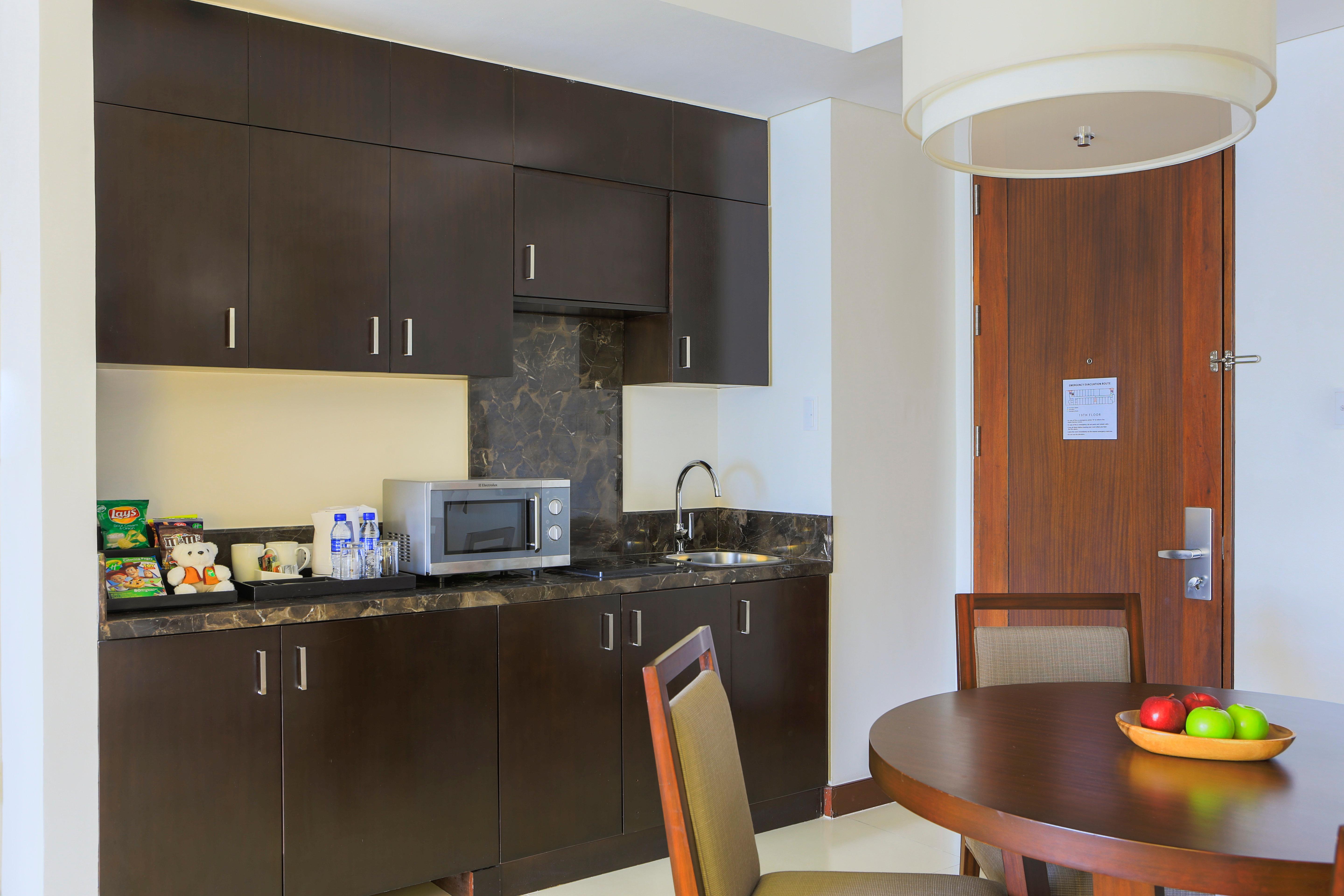 Holiday Inn & Suites Makati By Ihg Makati City Exterior photo Kitchenette