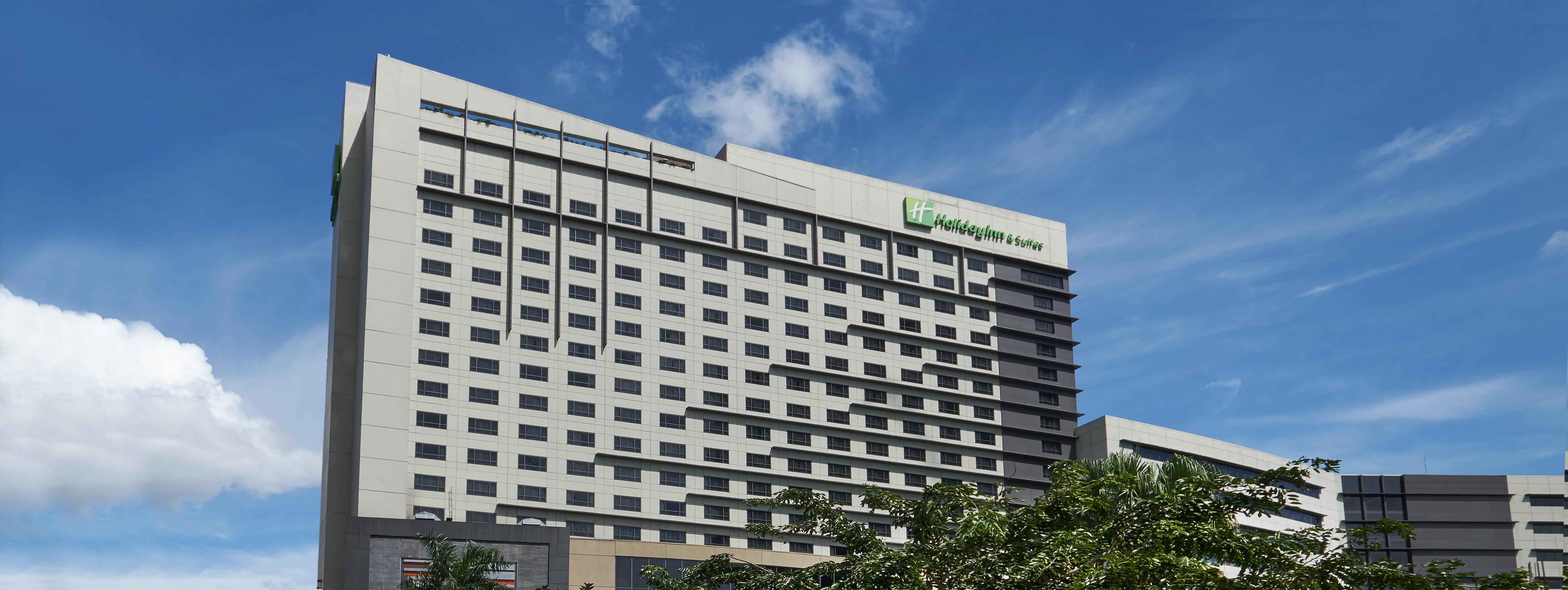 Holiday Inn & Suites Makati By Ihg Makati City Exterior photo Holiday Inn Express in Cebu, Philippines