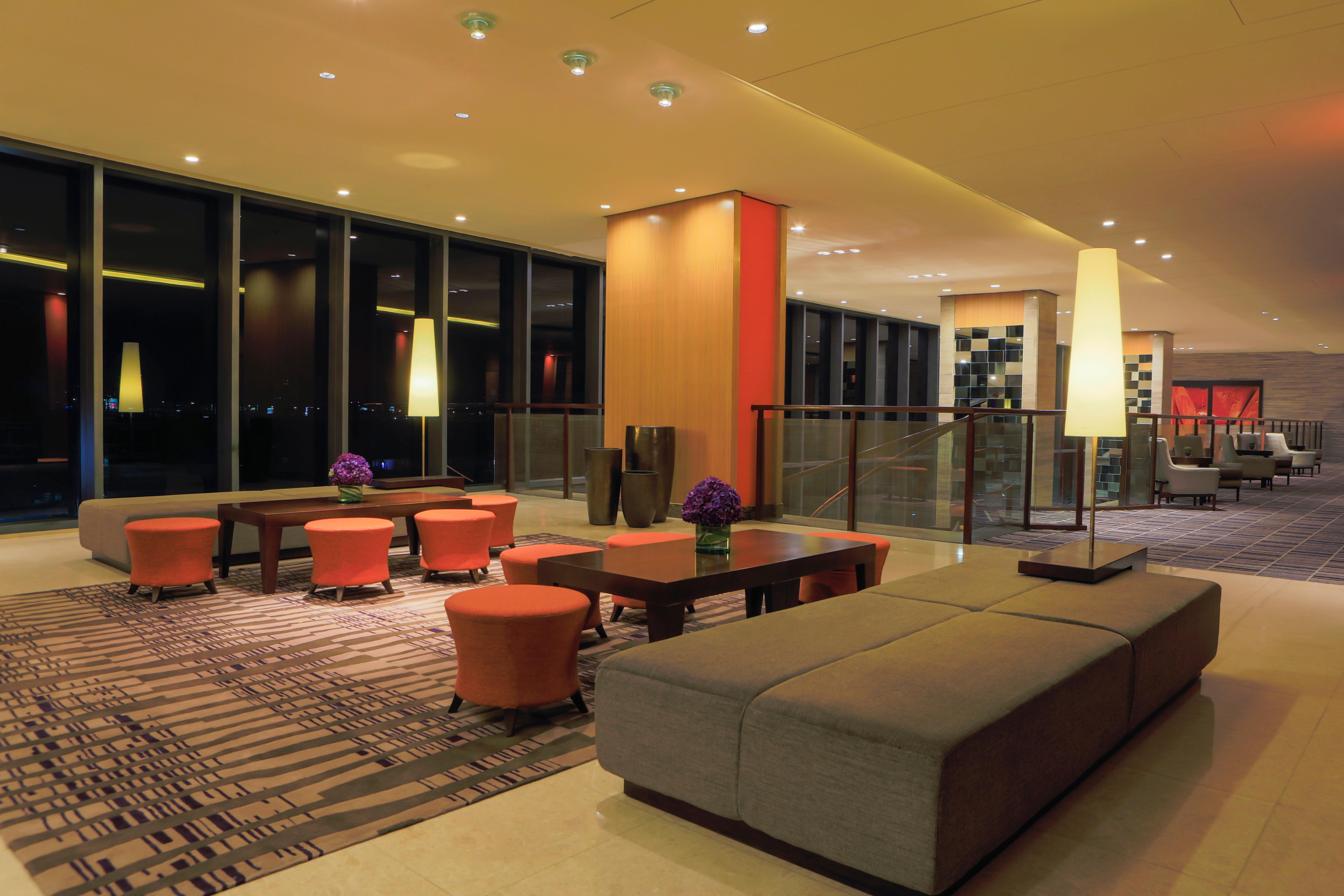 Holiday Inn & Suites Makati By Ihg Makati City Exterior photo Lobby