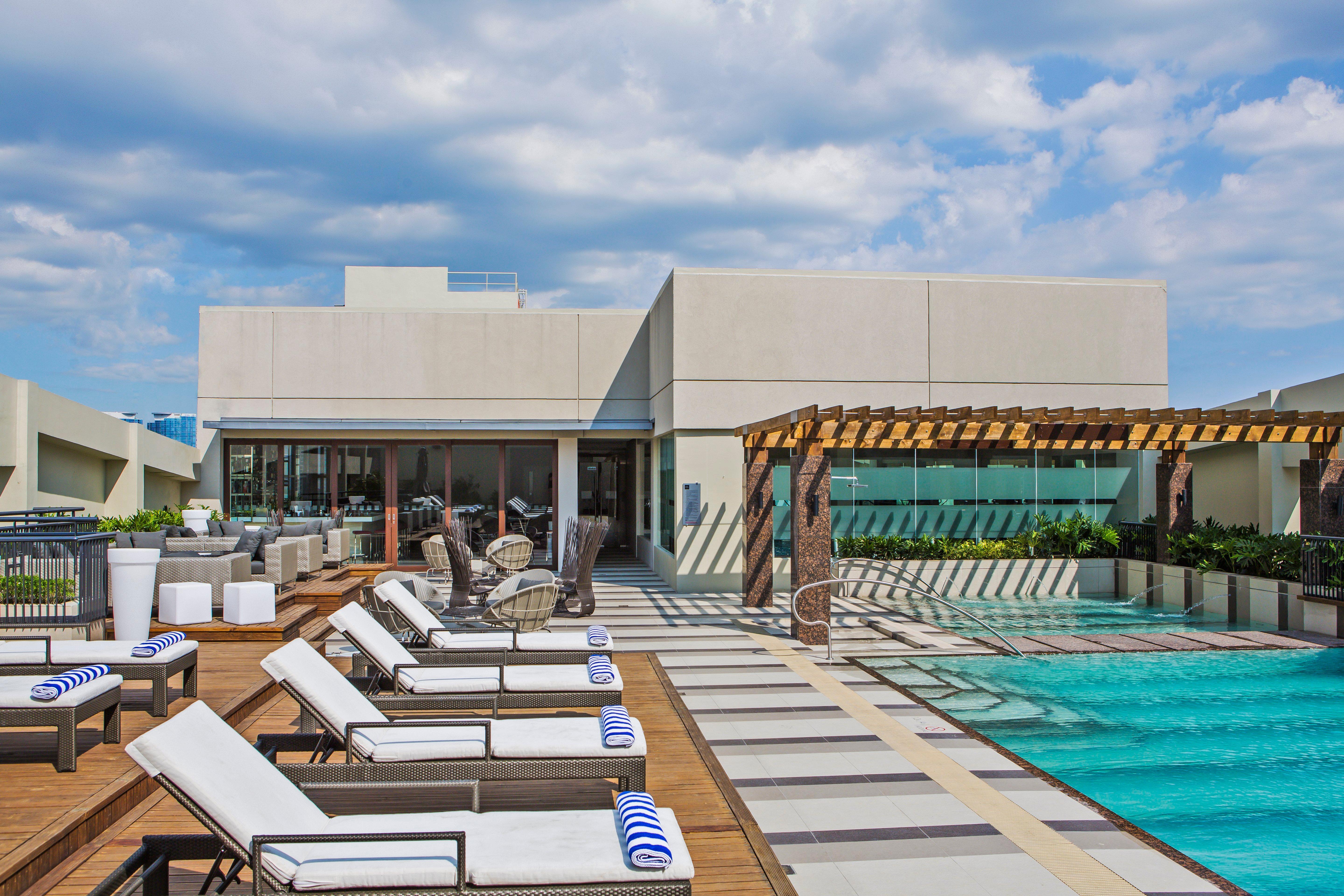 Holiday Inn & Suites Makati By Ihg Makati City Exterior photo Rooftop pool at the hotel
