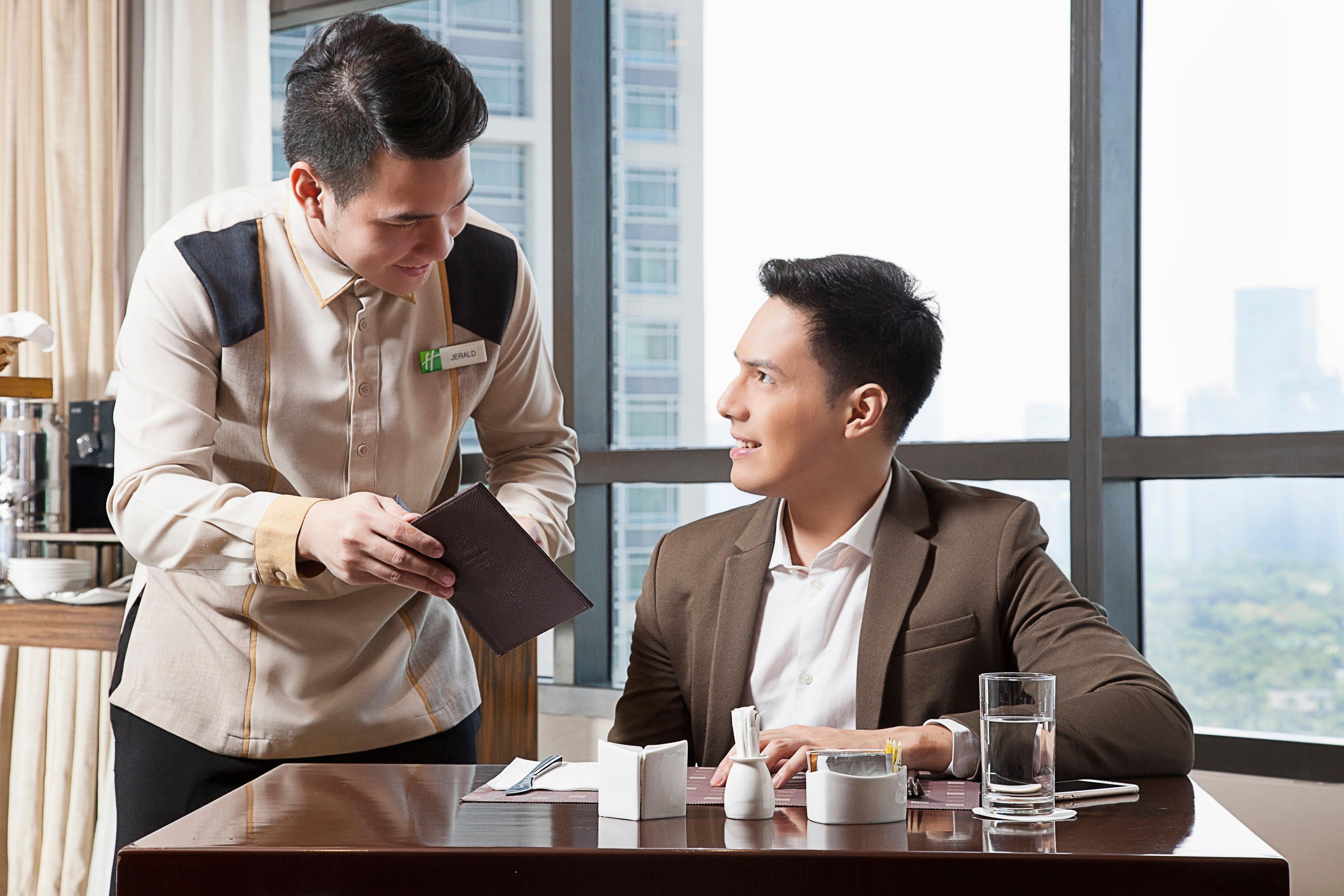 Holiday Inn & Suites Makati By Ihg Makati City Exterior photo A butler serving a guest