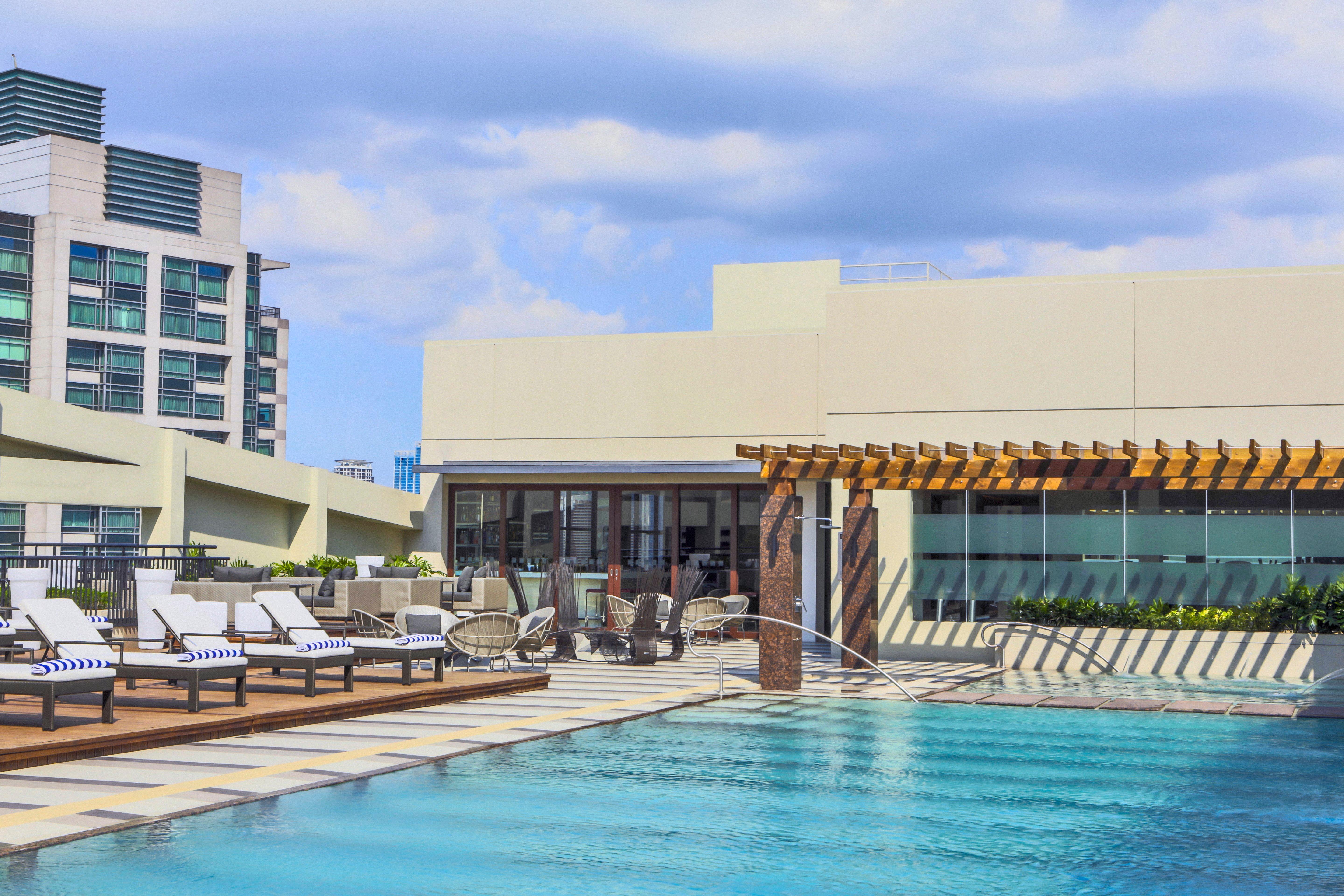 Holiday Inn & Suites Makati By Ihg Makati City Exterior photo Rooftop pool