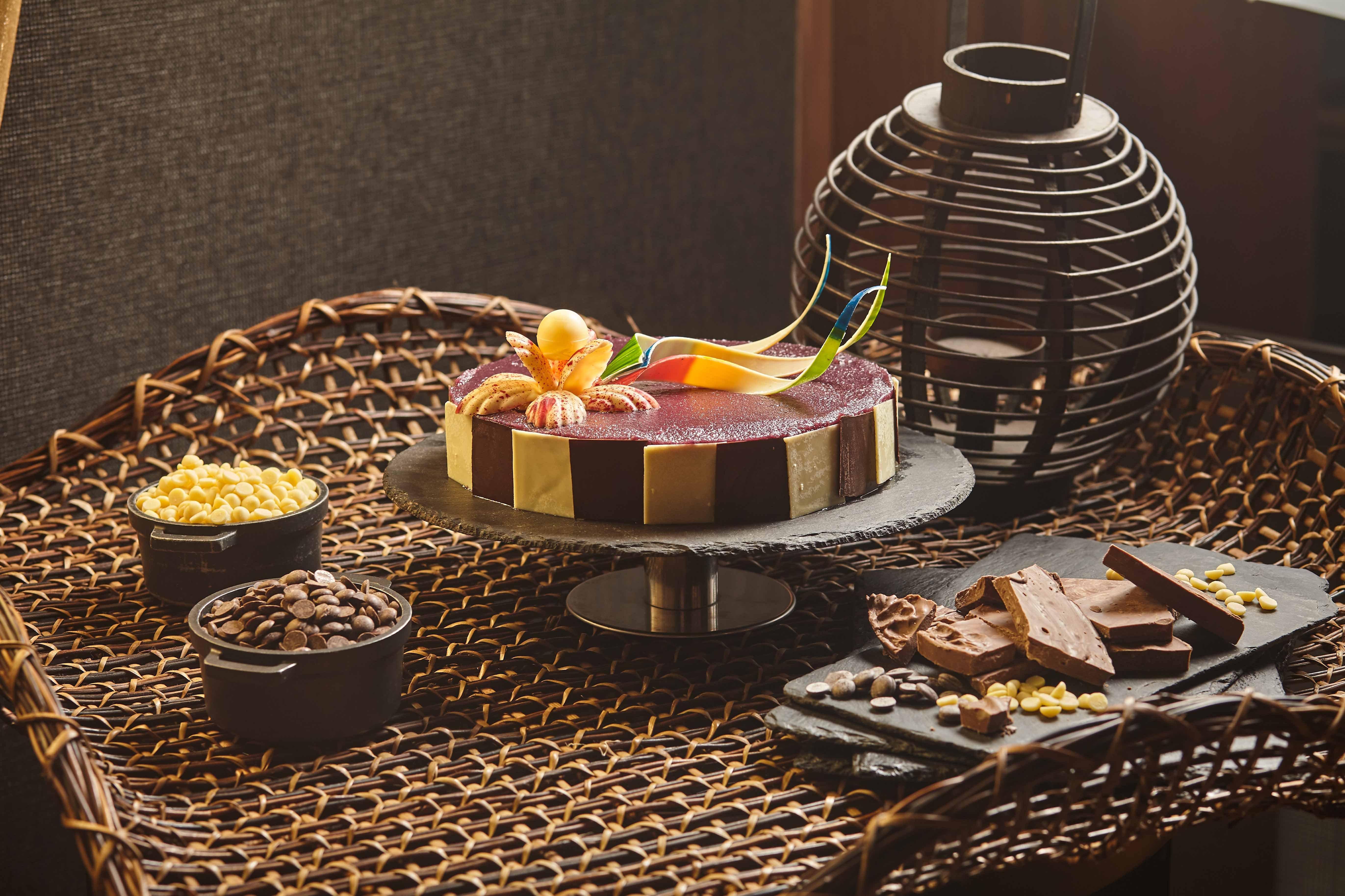Holiday Inn & Suites Makati By Ihg Makati City Exterior photo A chocolate cake