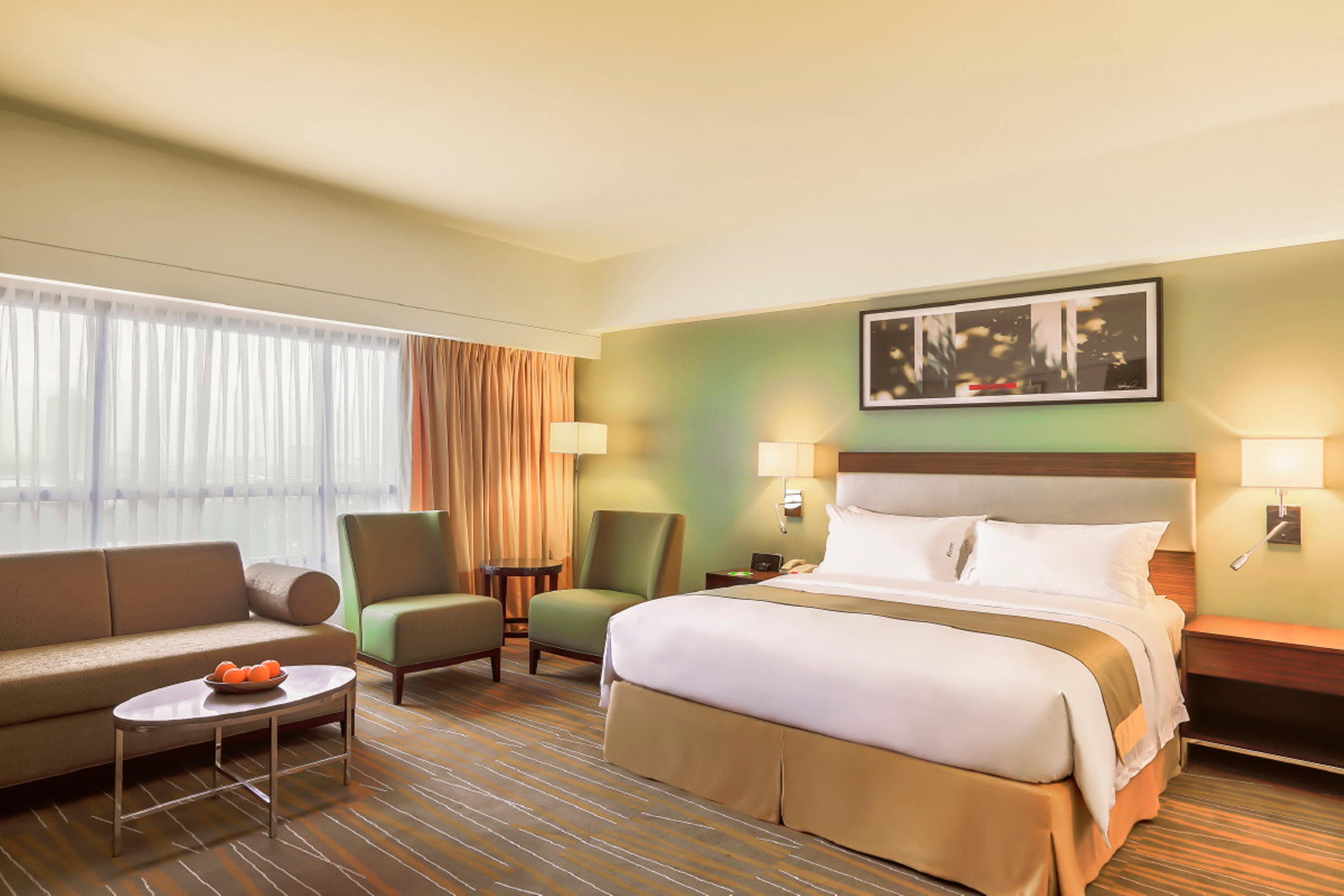 Holiday Inn & Suites Makati By Ihg Makati City Exterior photo A typical room at the Holiday Inn
