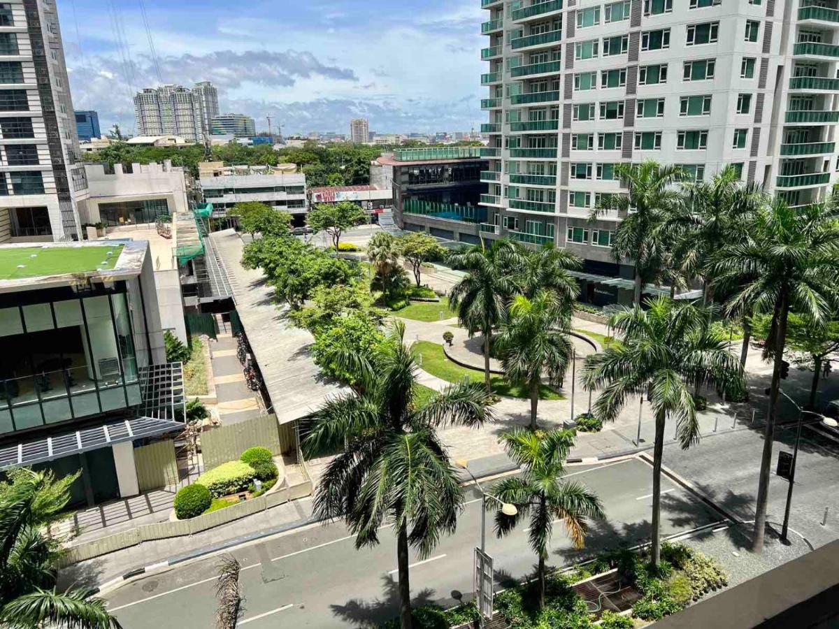 Holiday Inn & Suites Makati By Ihg Makati City Exterior photo Rockwell Center