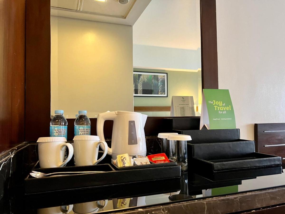 Holiday Inn & Suites Makati By Ihg Makati City Exterior photo A hotel room's wet bar