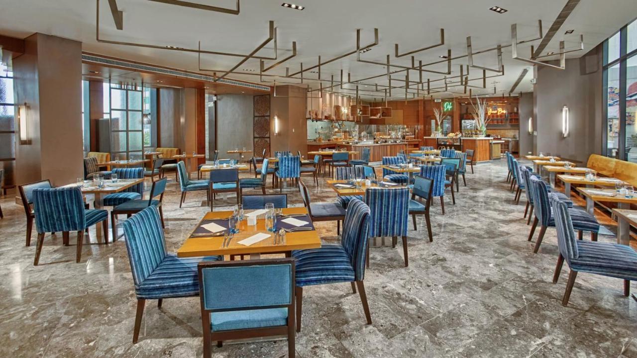 Holiday Inn & Suites Makati By Ihg Makati City Exterior photo The restaurant