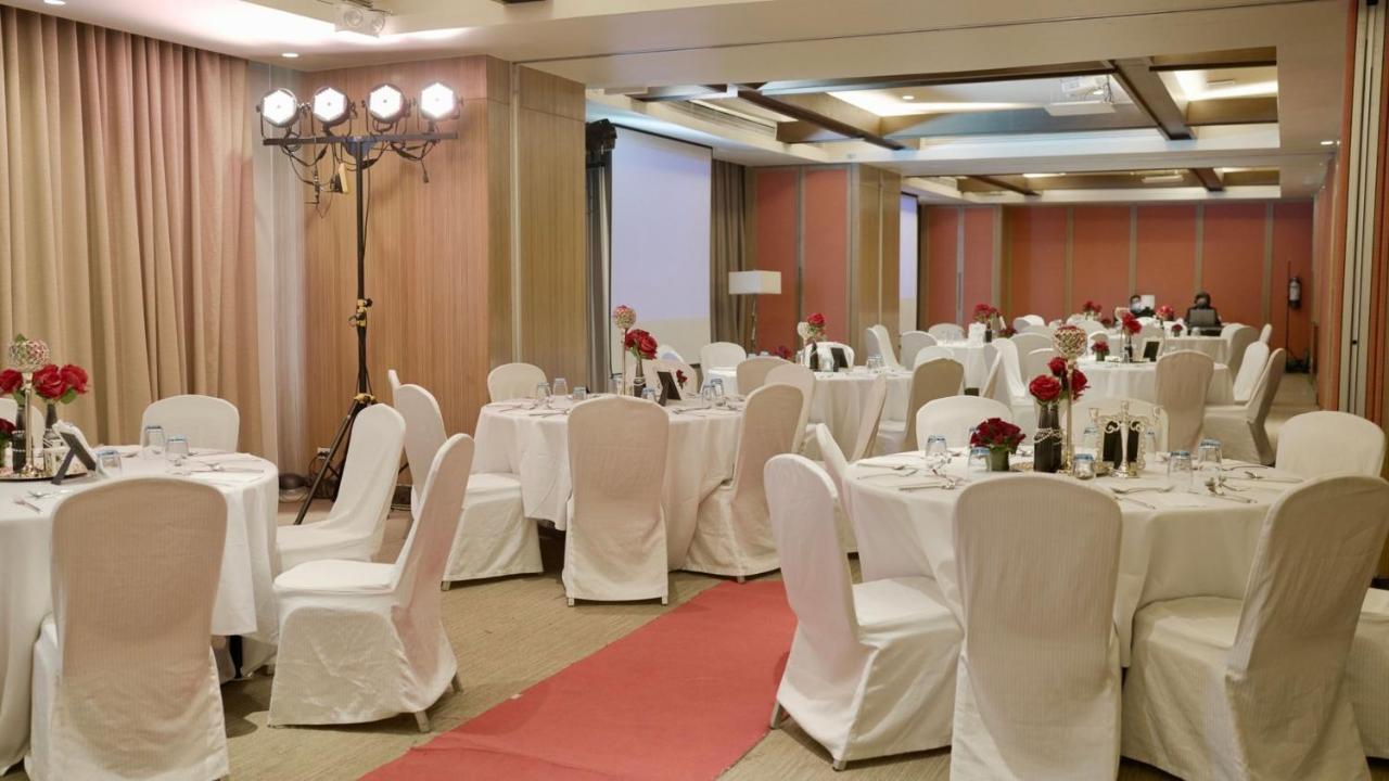 Holiday Inn & Suites Makati By Ihg Makati City Exterior photo A wedding reception