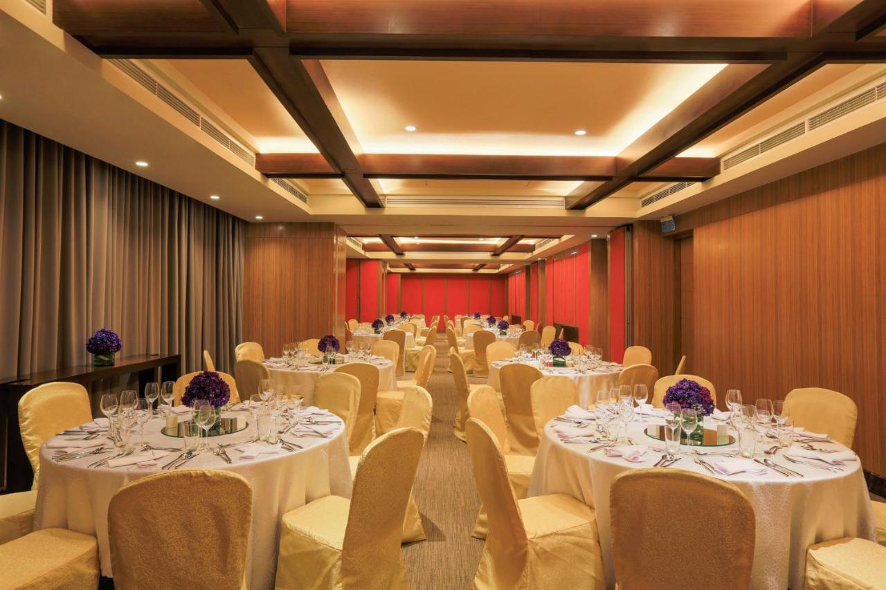 Holiday Inn & Suites Makati By Ihg Makati City Exterior photo The ballroom