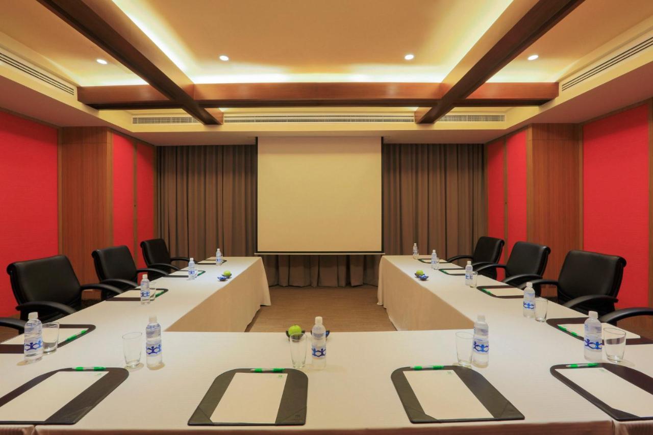 Holiday Inn & Suites Makati By Ihg Makati City Exterior photo Meeting room