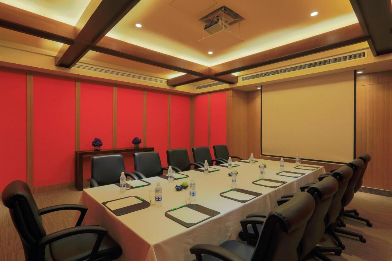 Holiday Inn & Suites Makati By Ihg Makati City Exterior photo Meeting room at the Taj Bengal