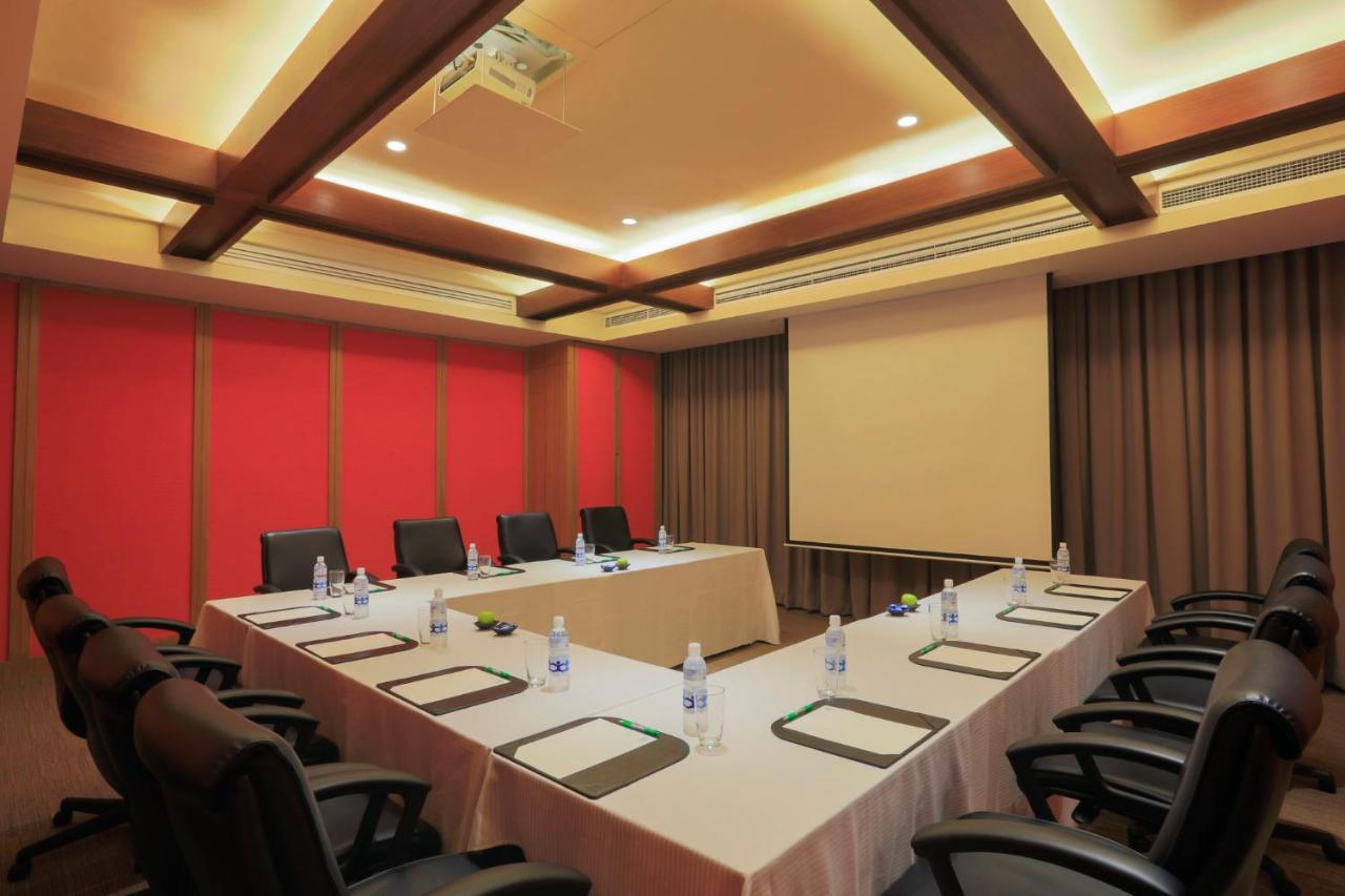 Holiday Inn & Suites Makati By Ihg Makati City Exterior photo Meeting room at the hotel