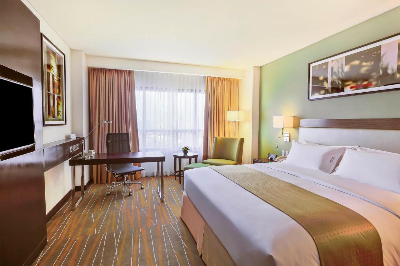 Holiday Inn & Suites Makati By Ihg Makati City Exterior photo A typical room at the hotel