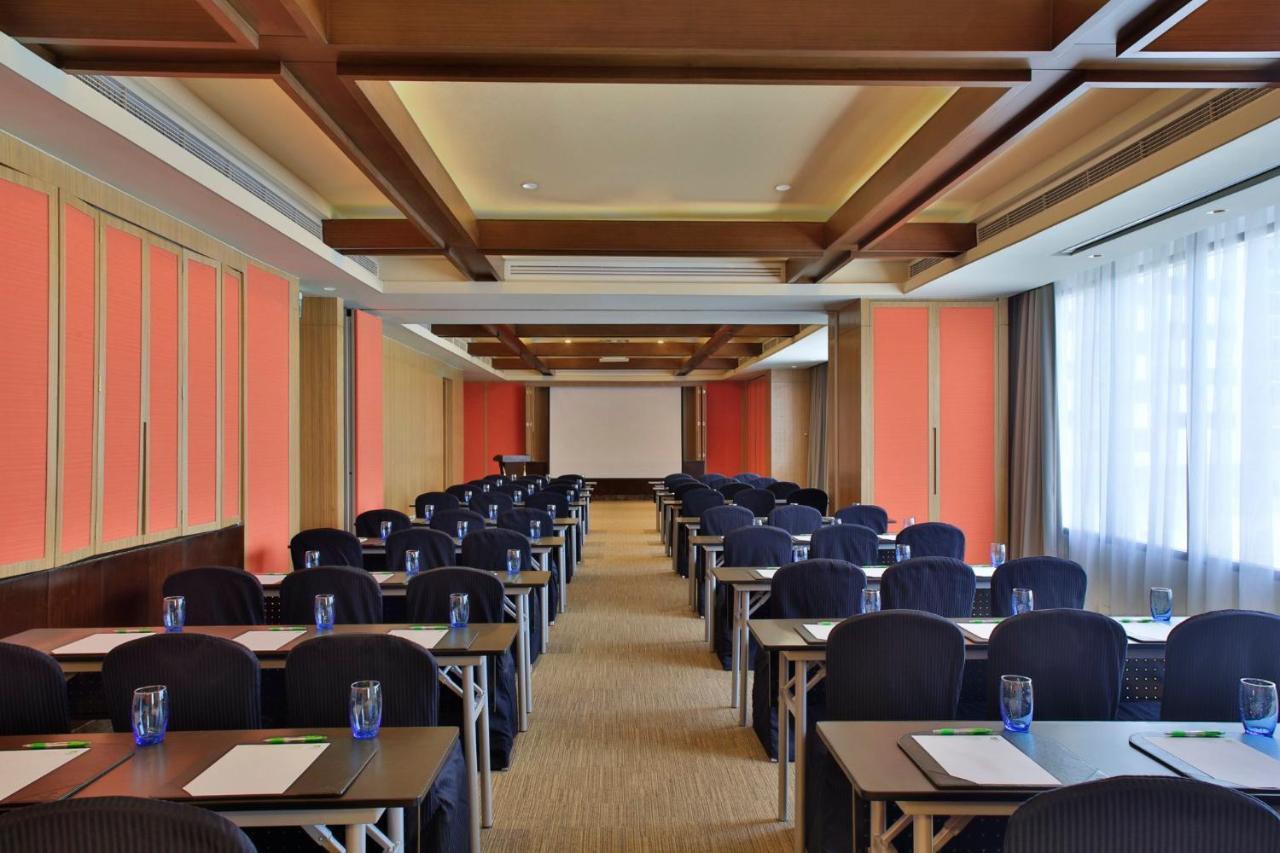 Holiday Inn & Suites Makati By Ihg Makati City Exterior photo Meeting room