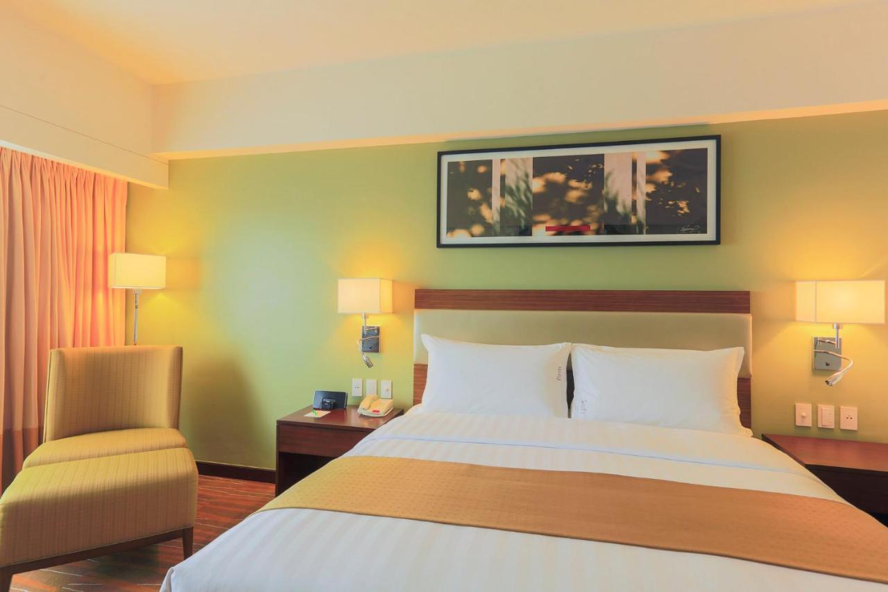 Holiday Inn & Suites Makati By Ihg Makati City Exterior photo A room at the hotel
