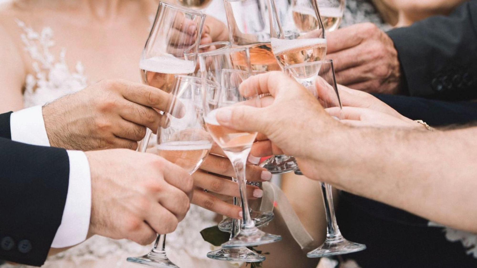 Holiday Inn & Suites Makati By Ihg Makati City Exterior photo Champagne toast