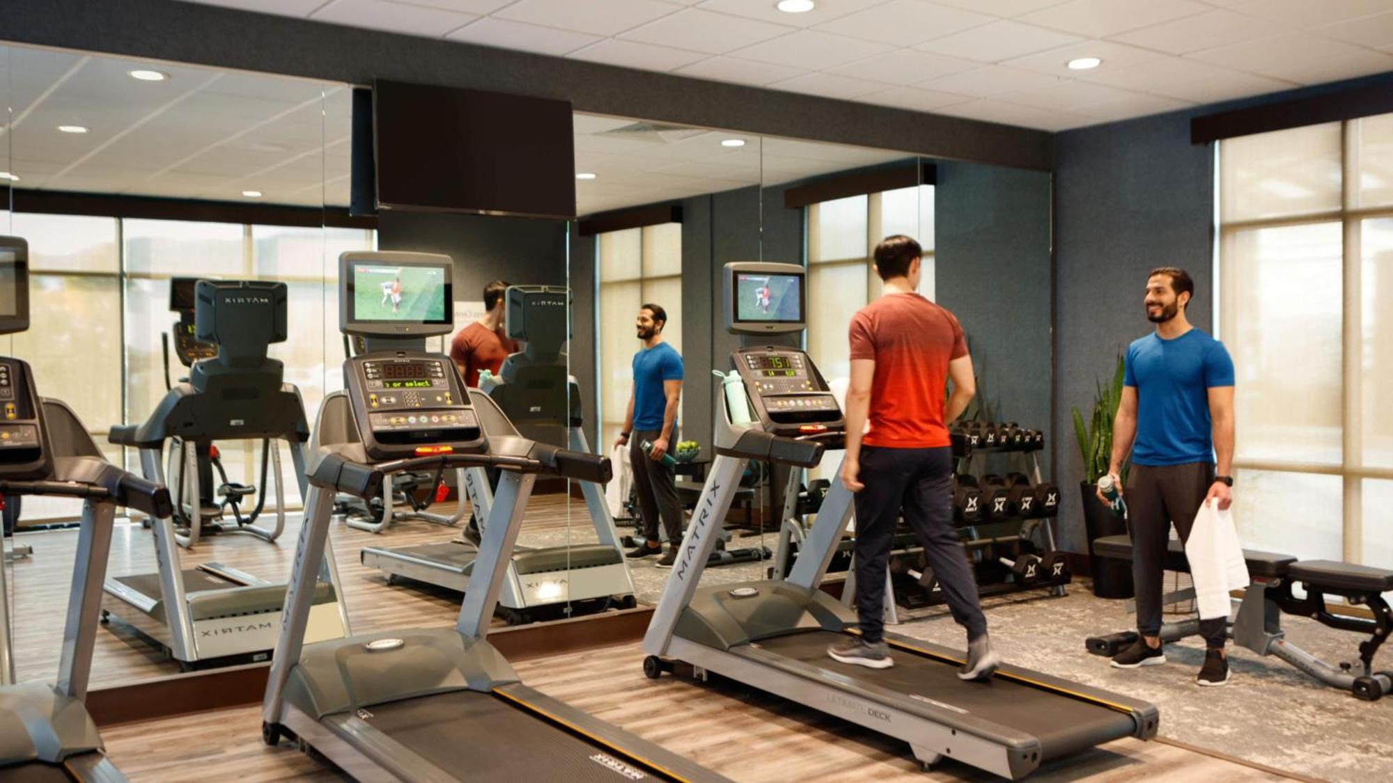 Holiday Inn & Suites Makati By Ihg Makati City Exterior photo The gym at the hotel