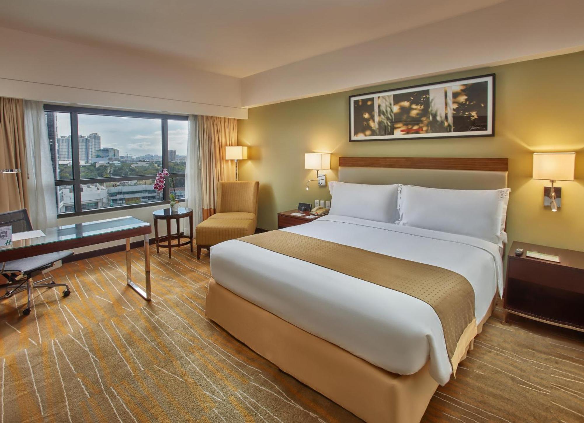 Holiday Inn & Suites Makati By Ihg Makati City Exterior photo Deluxe Room