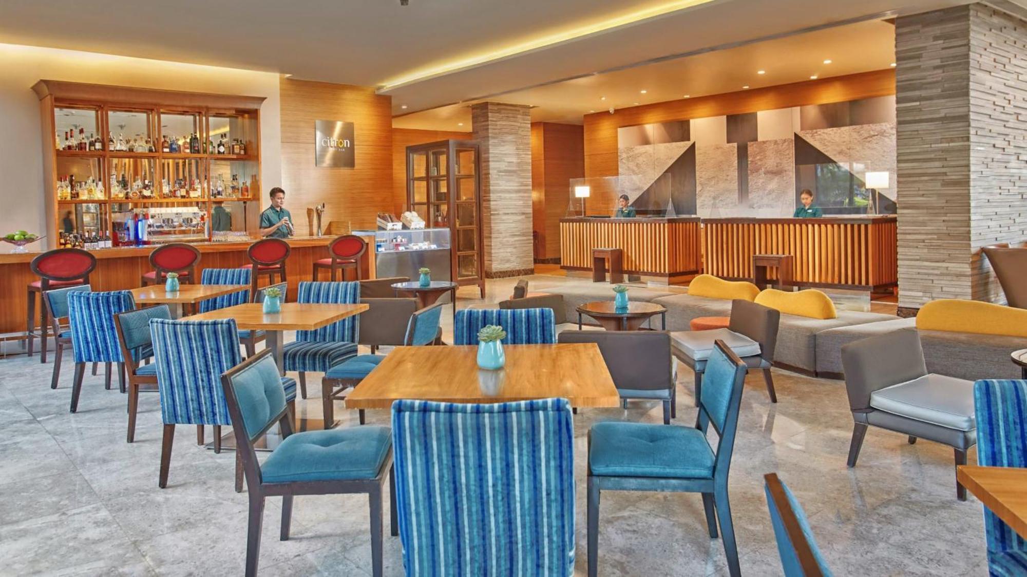 Holiday Inn & Suites Makati By Ihg Makati City Exterior photo The Lounge at the airport