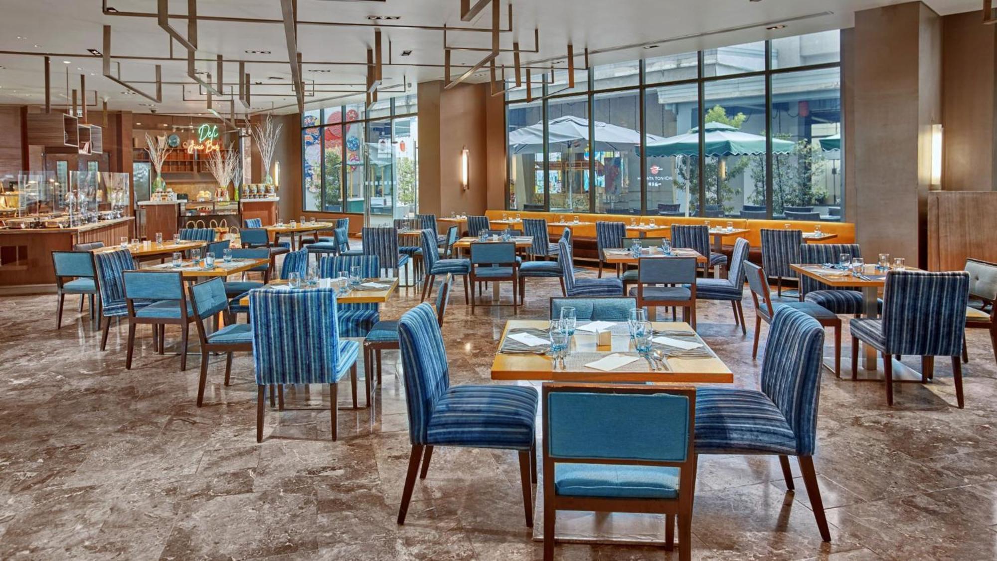 Holiday Inn & Suites Makati By Ihg Makati City Exterior photo The restaurant