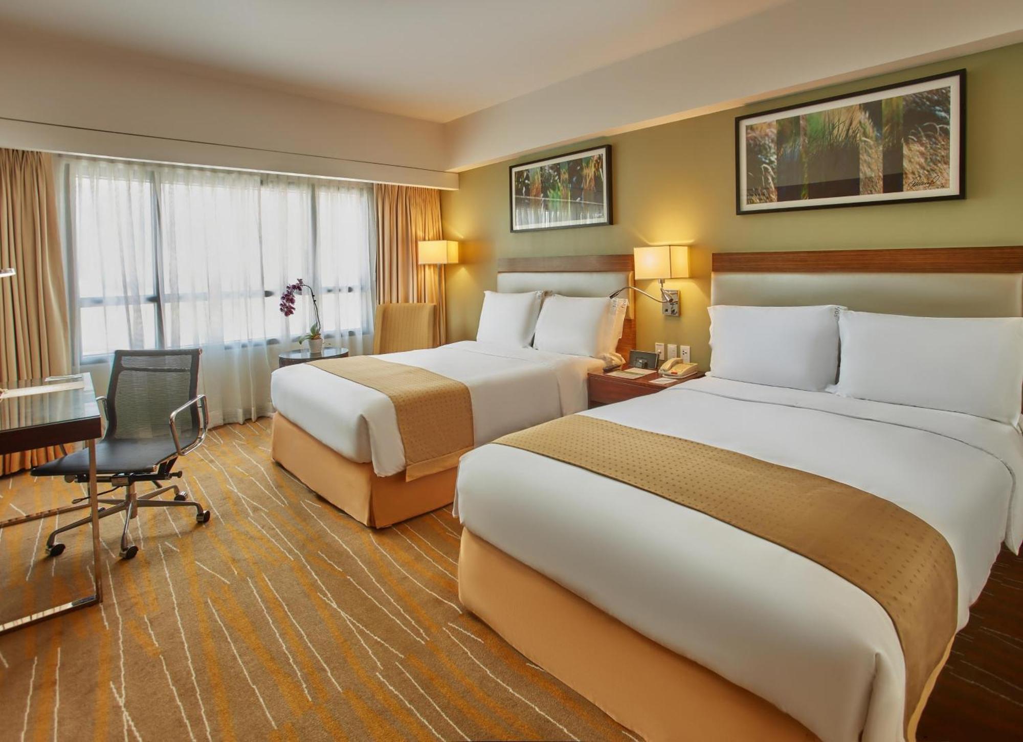 Holiday Inn & Suites Makati By Ihg Makati City Exterior photo Deluxe Room