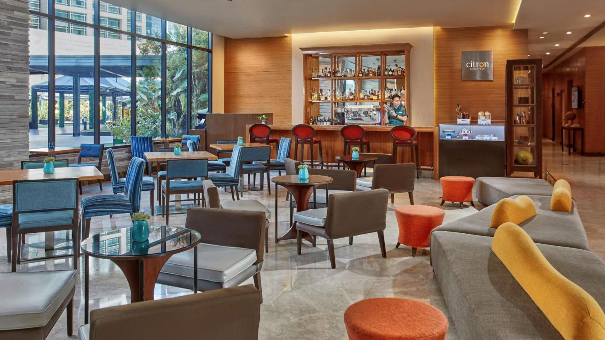 Holiday Inn & Suites Makati By Ihg Makati City Exterior photo The lounge at the hotel