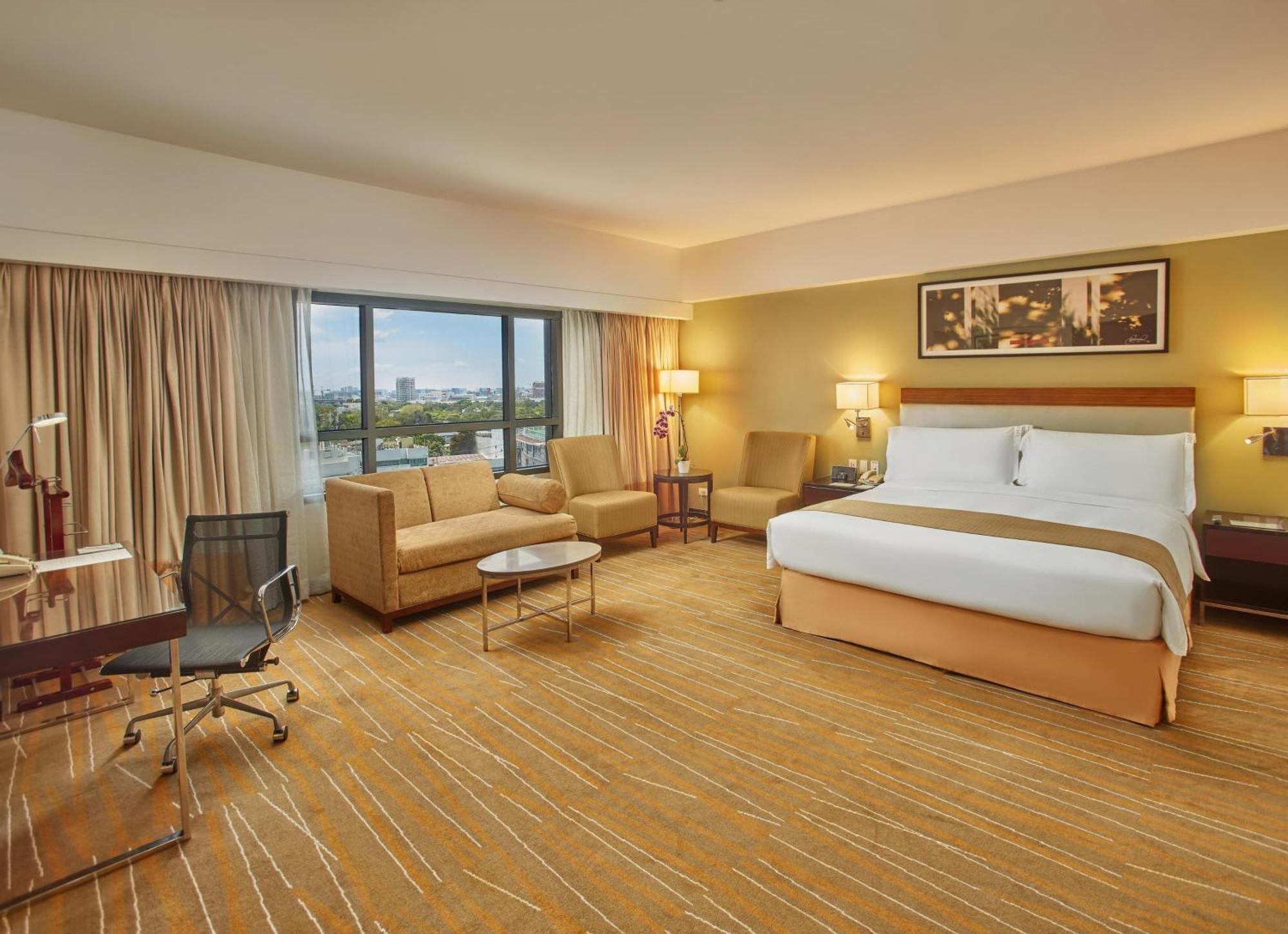 Holiday Inn & Suites Makati By Ihg Makati City Exterior photo Deluxe Room