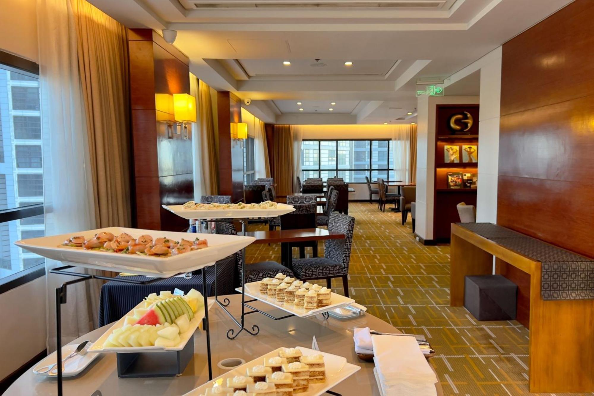 Holiday Inn & Suites Makati By Ihg Makati City Exterior photo The lounge at the airport