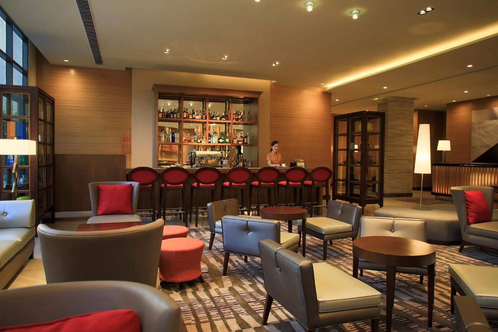 Holiday Inn & Suites Makati By Ihg Makati City Exterior photo The bar at the lobby