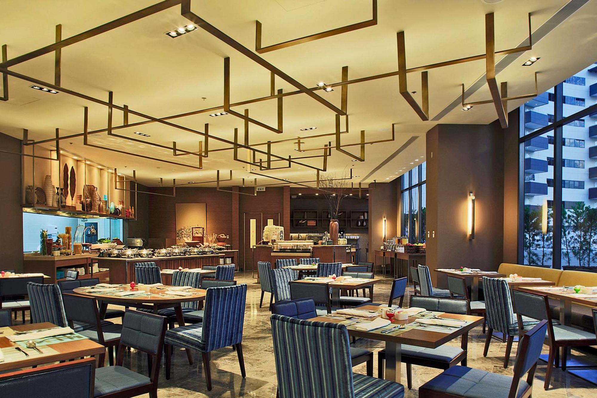 Holiday Inn & Suites Makati By Ihg Makati City Exterior photo The restaurant