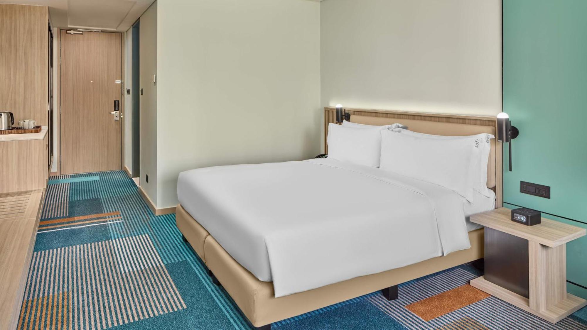 Holiday Inn & Suites Makati By Ihg Makati City Exterior photo