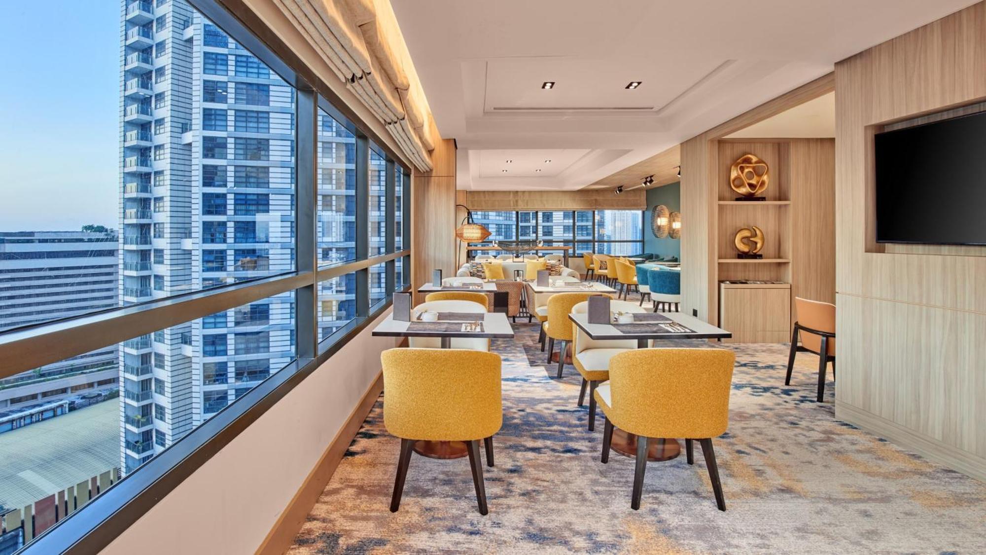 Holiday Inn & Suites Makati By Ihg Makati City Exterior photo