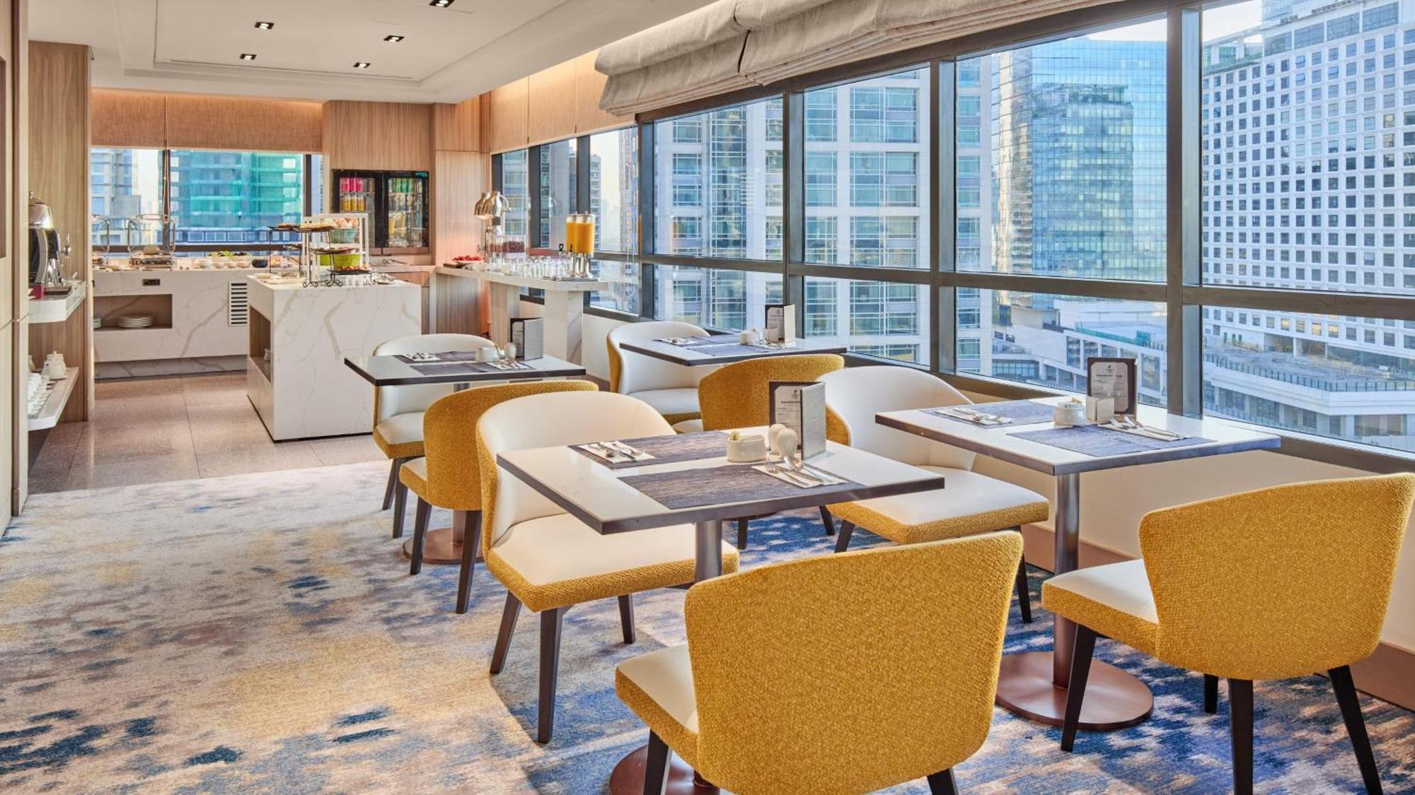 Holiday Inn & Suites Makati By Ihg Makati City Exterior photo