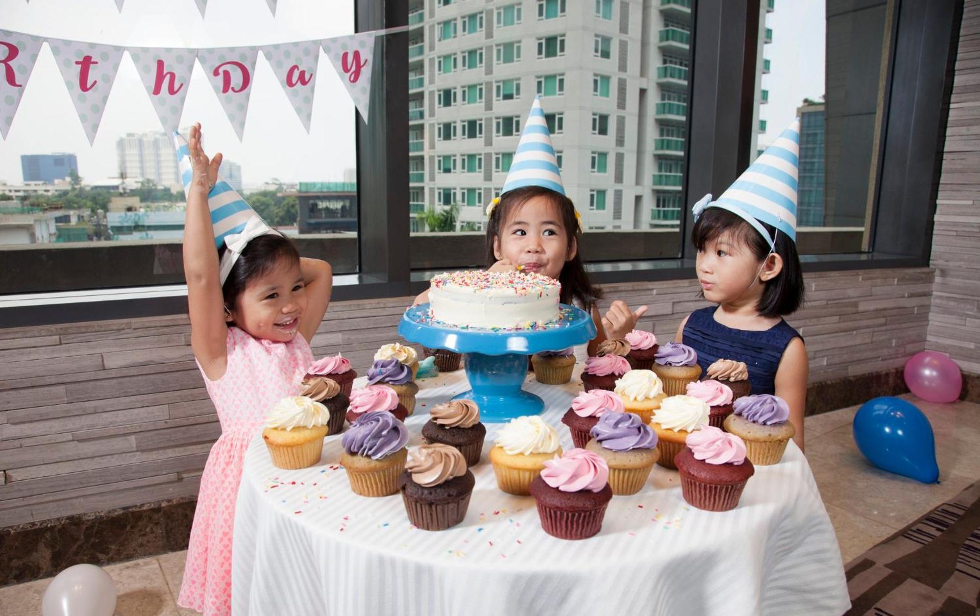 Holiday Inn & Suites Makati By Ihg Makati City Exterior photo